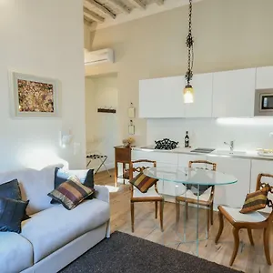 Oltrarno's Sweet Rose - Free Parking! Apartamento Florença